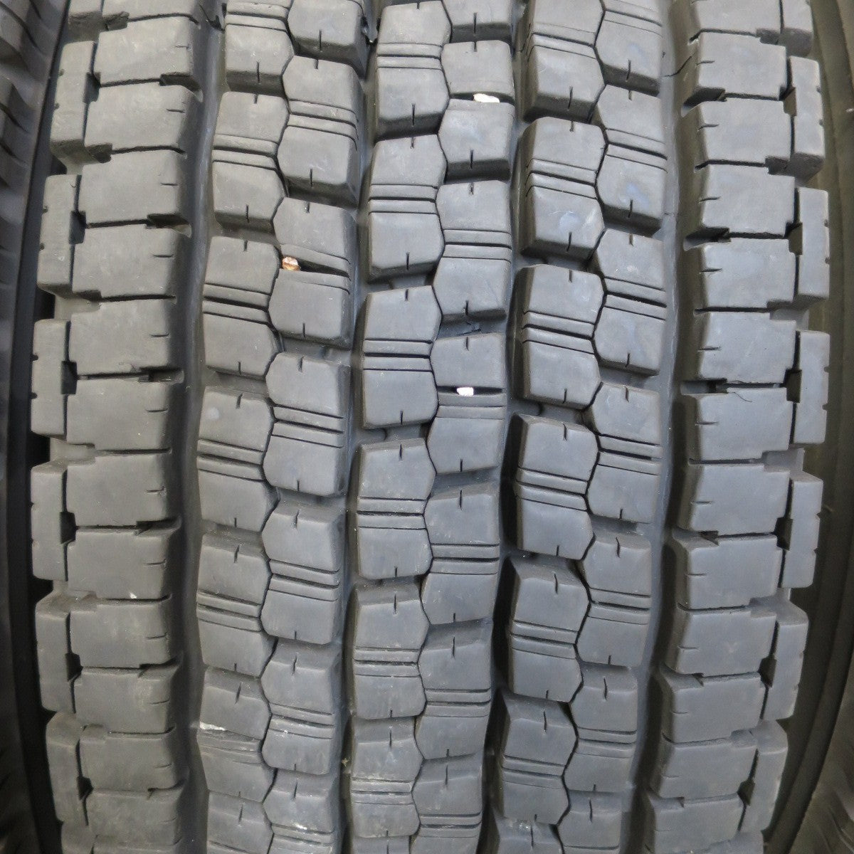 *送料無料* バリ溝！22年！9.5分★トラック タイヤ 245/70R19.5 136/134J スタッドレス ブリヂストン W999 19.5インチ★4061712イスタ