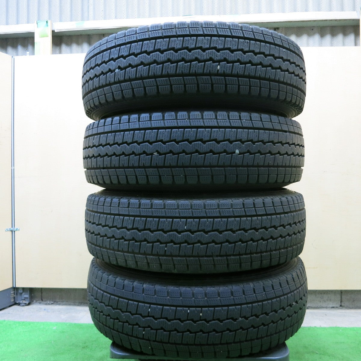 *送料無料* バリ溝！9.5分★ハイエース等 KYOHO 共豊 弐百式 195/80R15 スタッドレス ダンロップ ウインターマックス SV01  PCD139.7/6H★4070902ナス