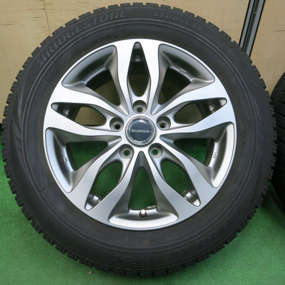 *送料無料* バリ溝！キレイ！9分★スタッドレス 205/60R16 ブリヂストン ブリザック VRX BALMINUM バルミナ 16インチ PCD114.3/5H★4031603イス