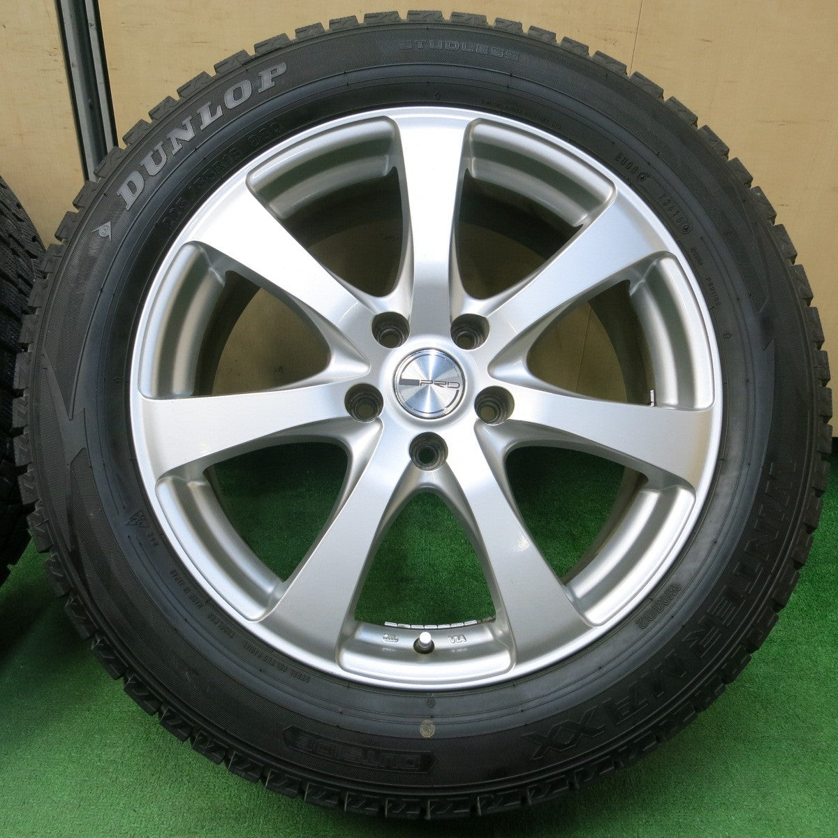 *送料無料* バリ溝！9.5分以上★スタッドレス 225/55R18 ダンロップ ウインターマックス WM02 PRD 18インチ PCD114.3/5H★4041801イス