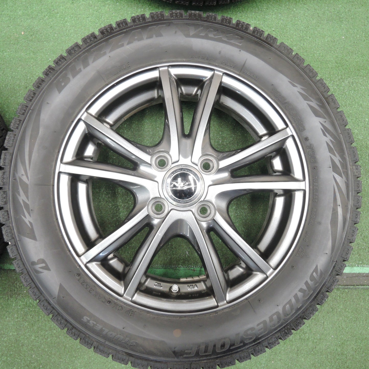 *送料無料* バリ溝！21年！キレイ！8.5分★スタッドレス 165/65R14 ブリヂストン ブリザック VRX2 NIRVANA NV ニルバーナ PCD100/4H★4030704TNス