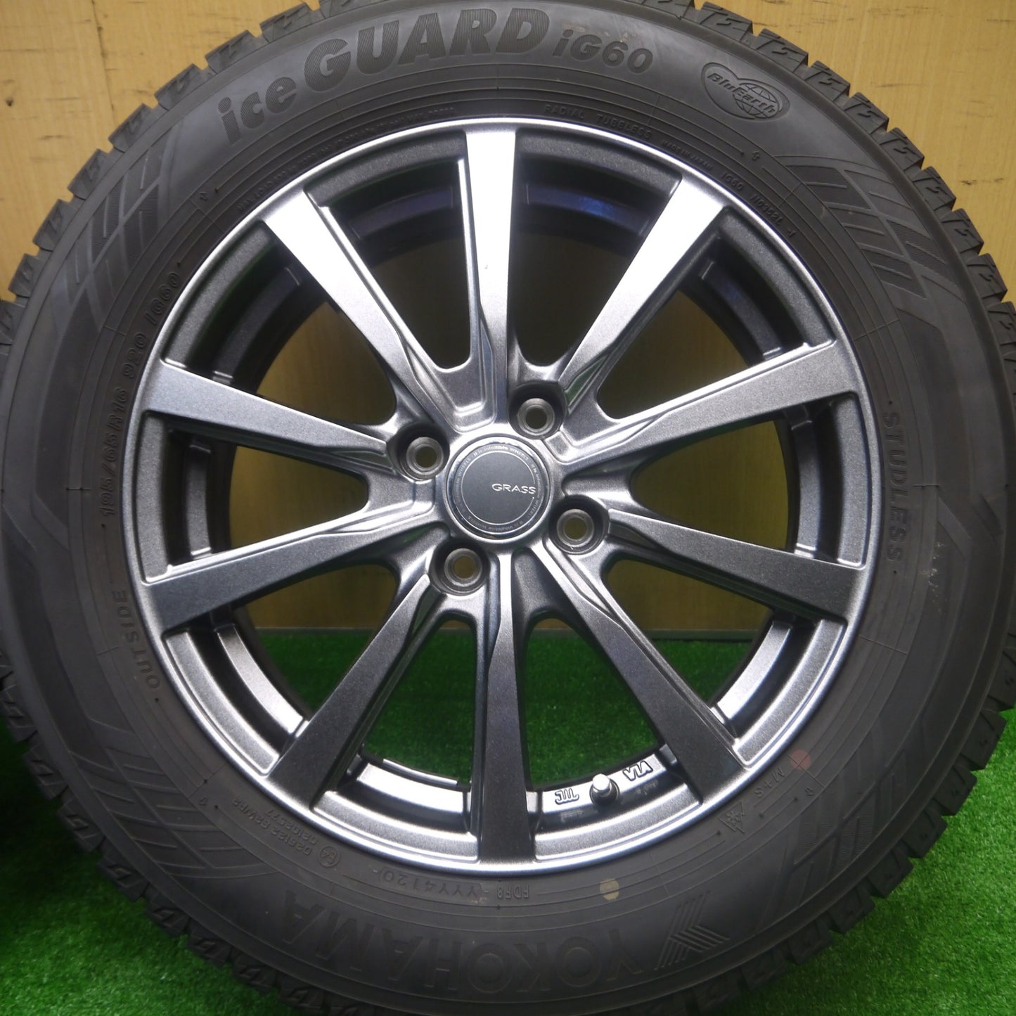 *送料無料* バリ溝！20年！キレイ！8.5分★スタッドレス 195/65R16 ヨコハマ アイスガード iG60 GRASS グラス 16インチ PCD100/4H★4082603Hス