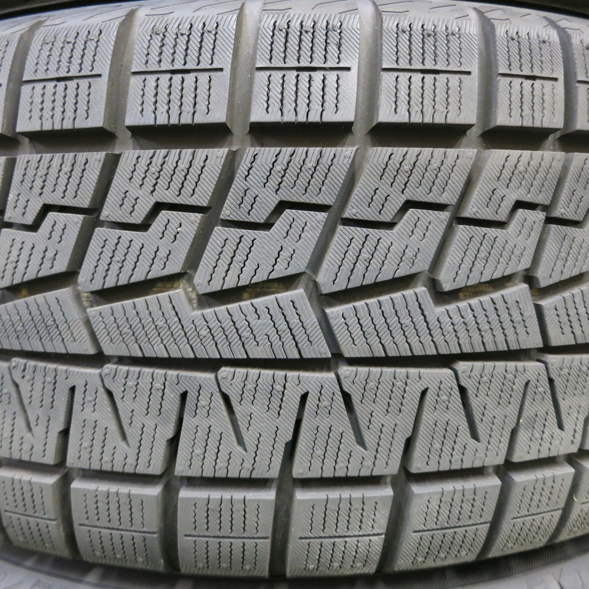 *送料無料* 超バリ溝！22年！キレイ！ほぼ10分★スタッドレス 225/45R18 ヨコハマ アイスガード iG70 ESTROSA エステローザ 18インチ PCD114.3/5H★4041309イス