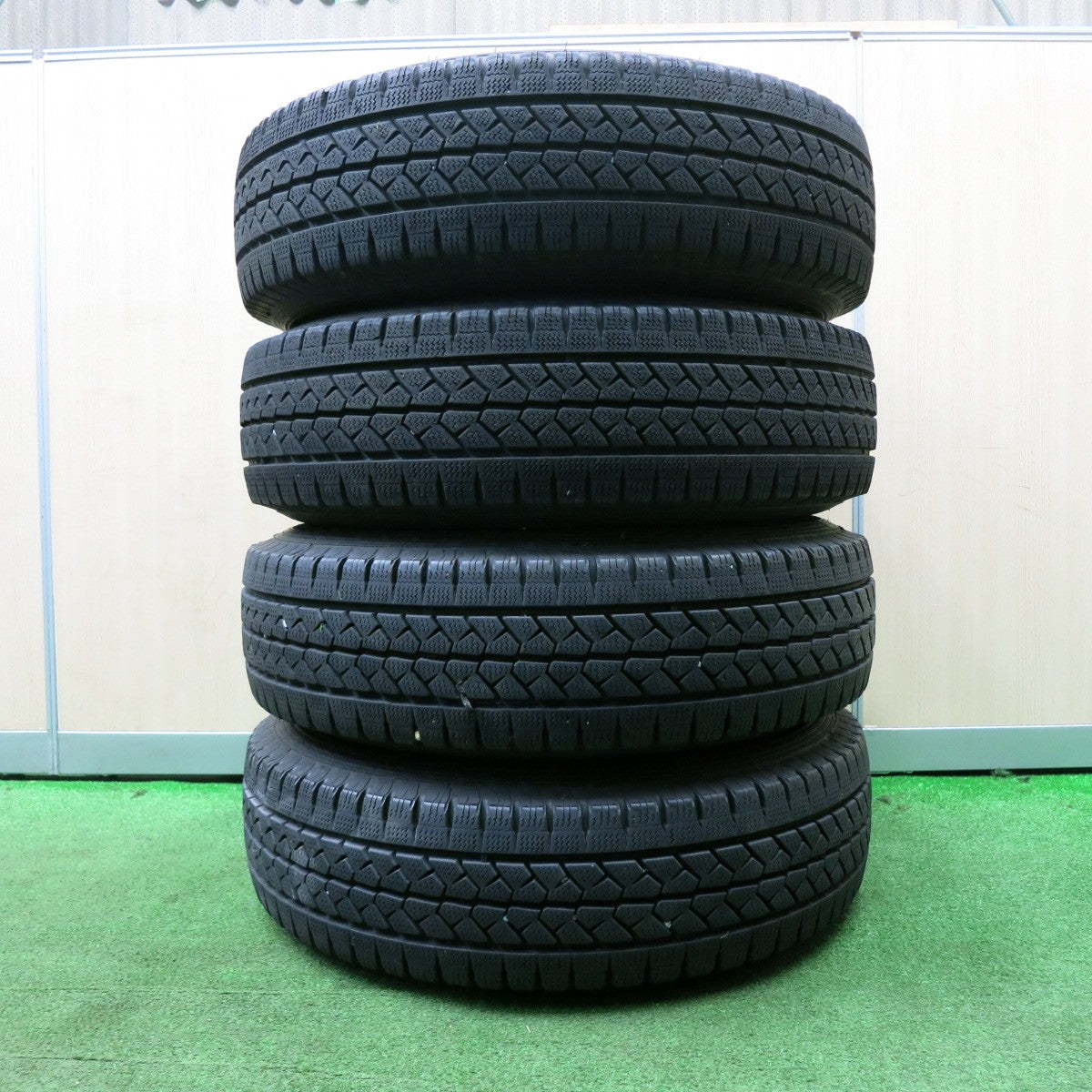 *送料無料* バリ溝！キレイ！8.5分★ハイエース等 KEELER 195/80R15 スタッドレス ブリヂストン ブリザック VL1 キーラー 15インチ PCD139.7/6H★4031807NJス