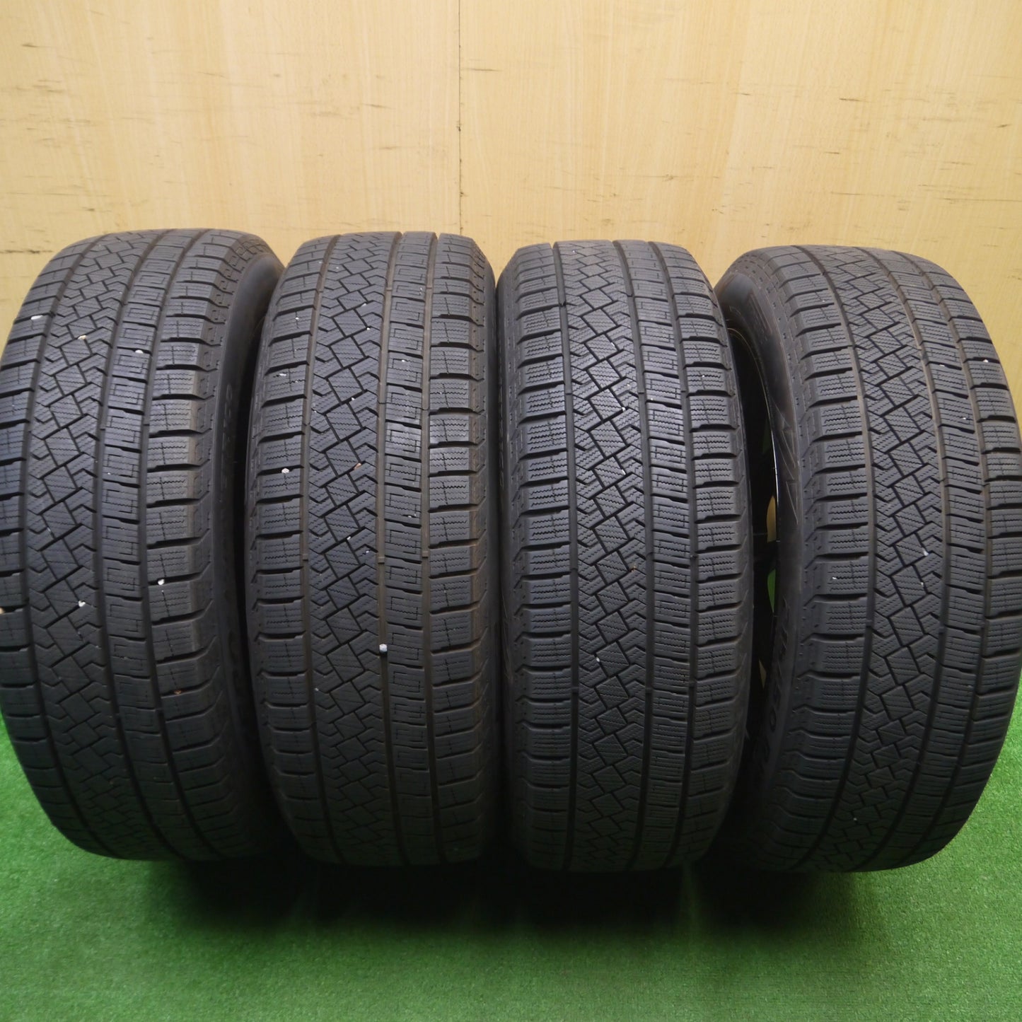 [送料無料] バリ溝！23年！キレイ！ほぼ10分★スタッドレス 215/50R18 ピレリ アイスゼロ アシンメトリコ SCHNEIDER MiD シュナイダー PCD114.3/5H★4101602Hス