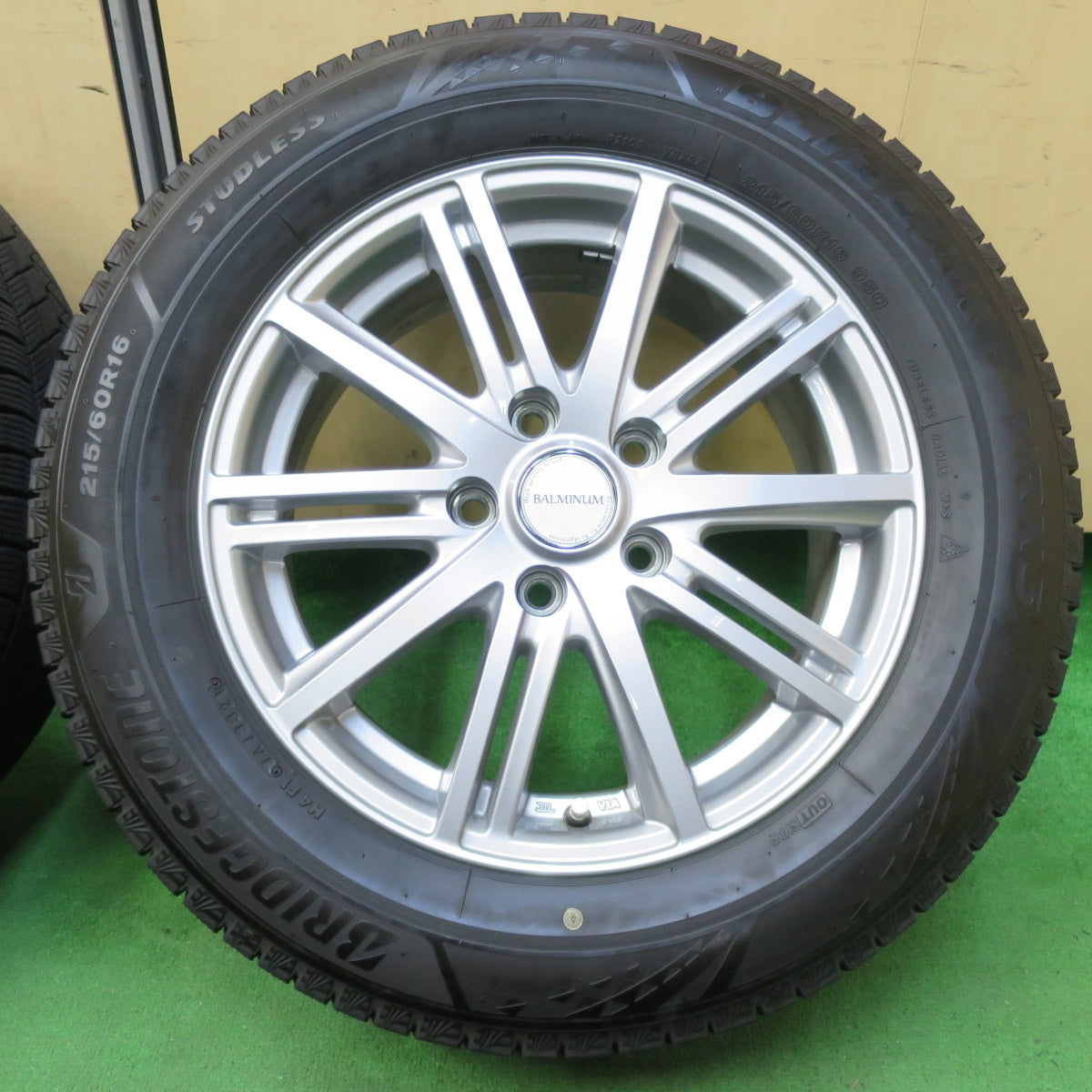 *送料無料* バリ溝！21年！キレイ！9.5分★スタッドレス 215/60R16 ブリヂストン ブリザック VRX3 BALMINUM バルミナ 16インチ PCD114.3/5H★4082701イス