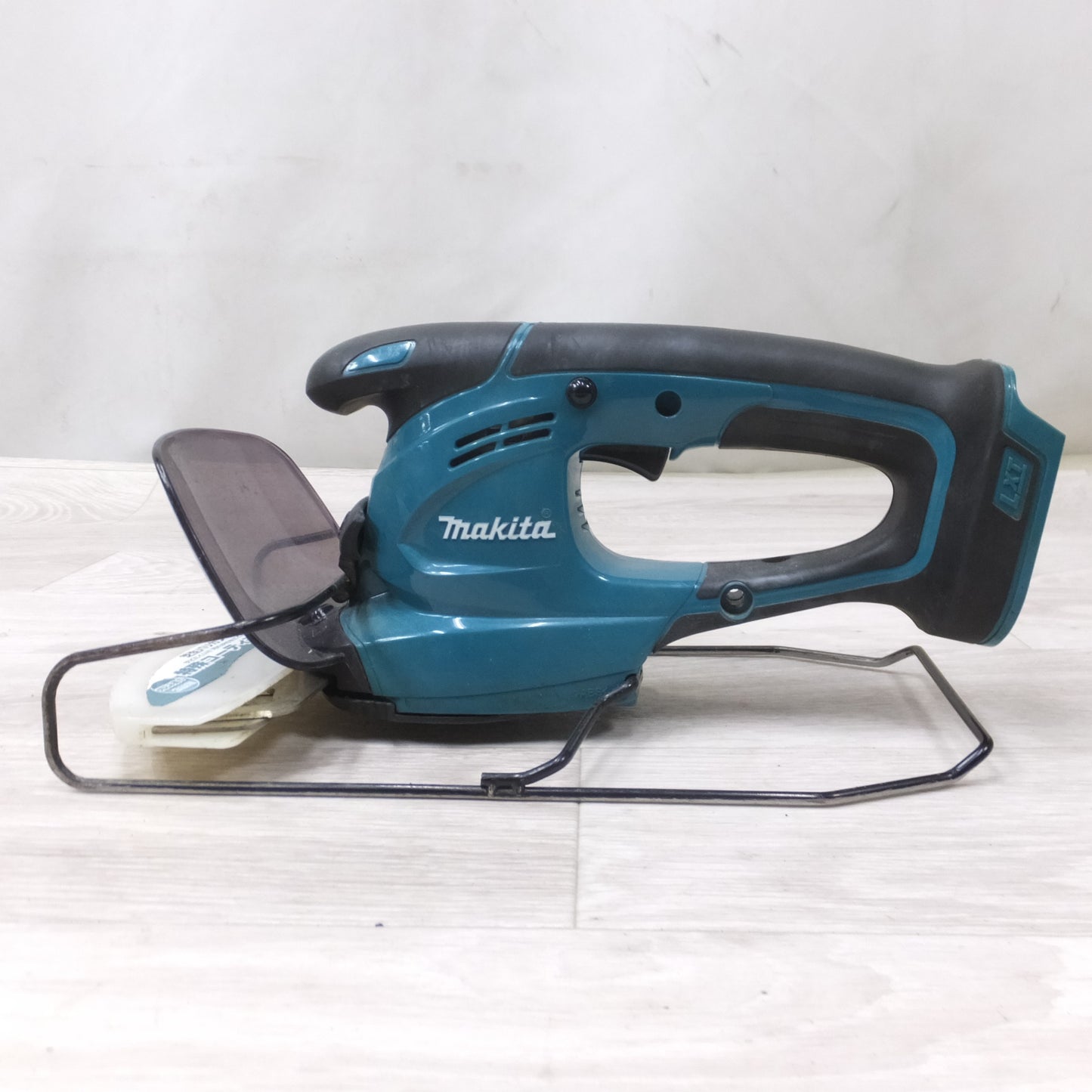[送料無料] ◆マキタ 充電式 芝生 バリカン MUM168D 160mm 18V 本体のみ 替刃 延長アタッチメント付き 芝刈機 電動 工具◆