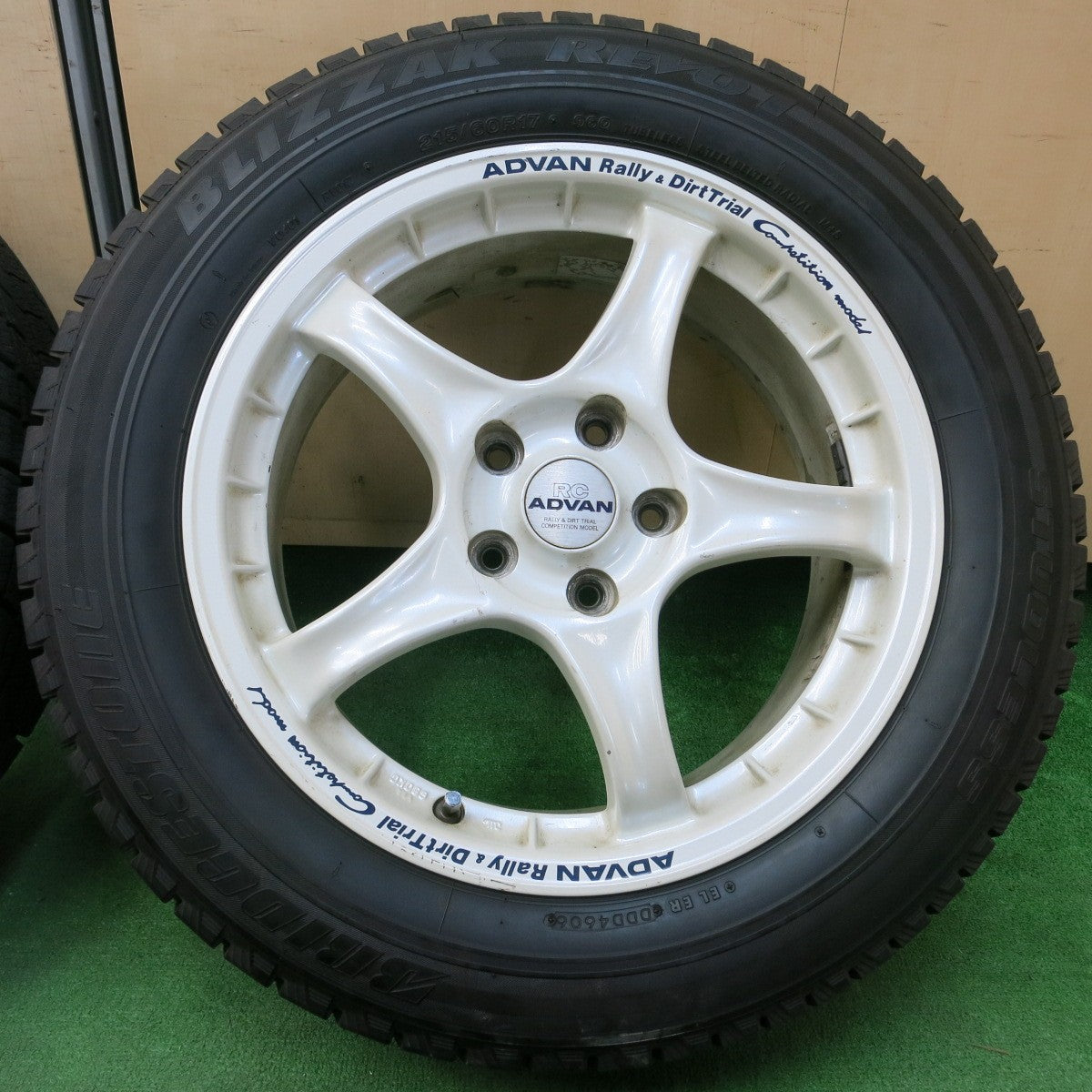 *送料無料* バリ溝！9.5分以上★RC ADVAN Rally&DirtTrial 215/60R17 スタッドレス ブリヂストン ブリザック REVO1 PCD114.3/5H★4042606イス