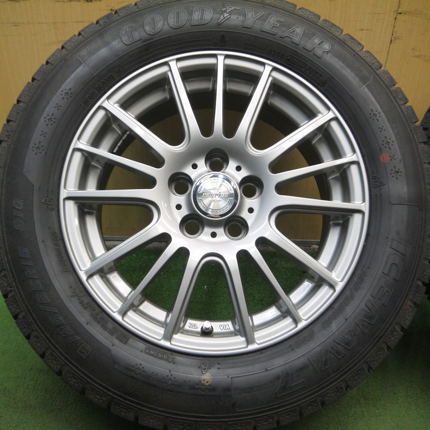 *送料無料* バリ溝！キレイ！8.5分★プリウス 等 195/65R15 スタッドレス グッドイヤー アイスナビ7 ravrion selzer ラブリオン 15インチ PCD100/5H★4052409Hス