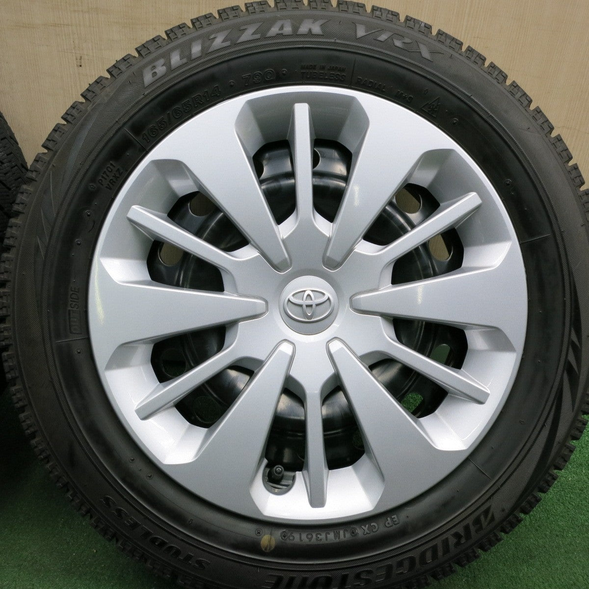 *送料無料* バリ溝！キレイ！8.5分★トヨタ タンク ルーミー 等 純正 スチール 165/65R14 スタッドレス ブリヂストン ブリザック  VRX PCD100/4H★4042103HAス