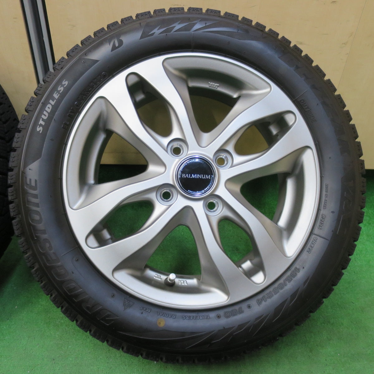 [送料無料] バリ溝！22年！キレイ！9.5分★スタッドレス 155/65R14 ブリヂストン ブリザック VRX2 BALMINUM バルミナ 14インチ PCD100/4H★4100704イス