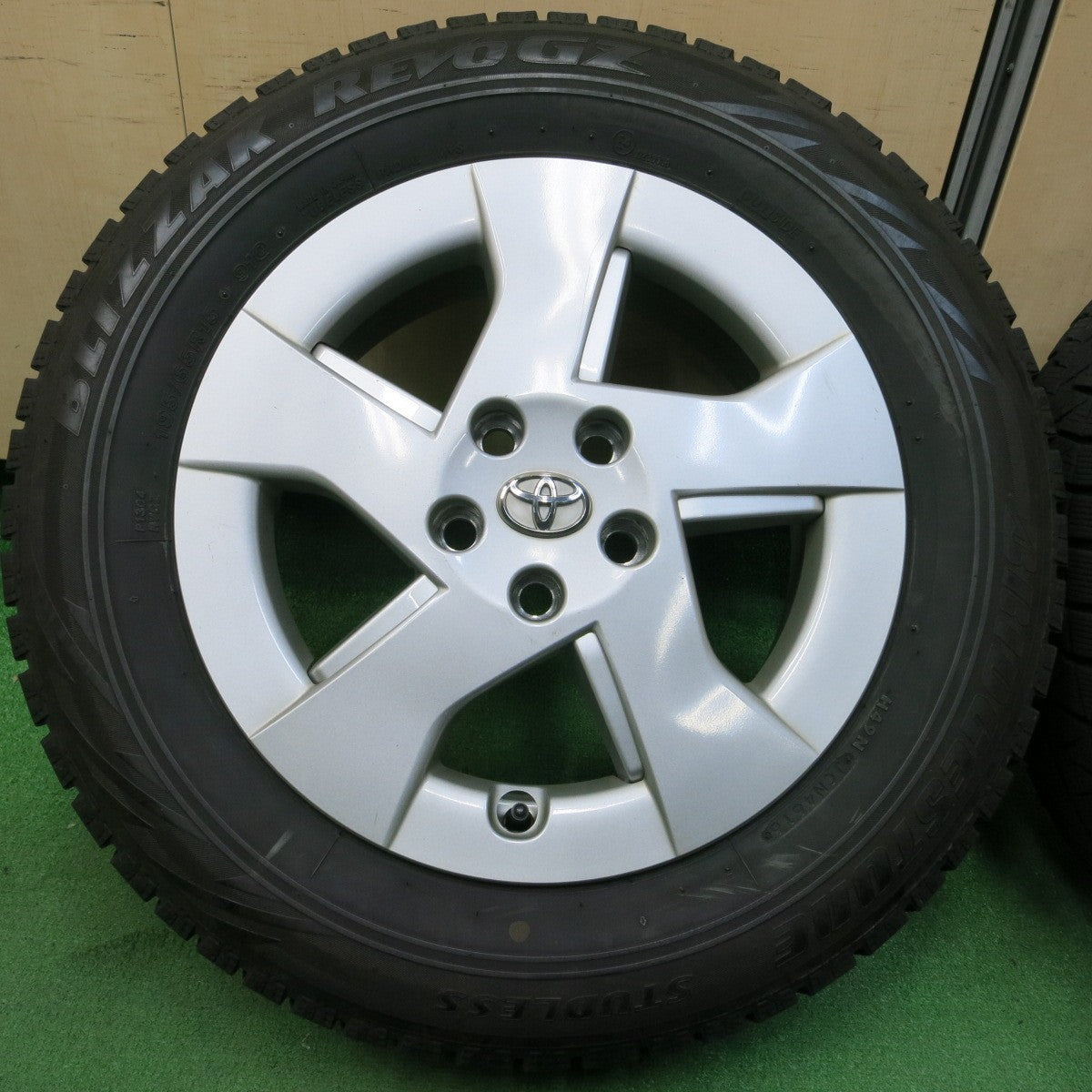 *送料無料* キレイ★トヨタ 30系 プリウス 純正 195/65R15 スタッドレス ブリヂストン ブリザック REVO GZ 15インチ PCD100/5H★4042314イス