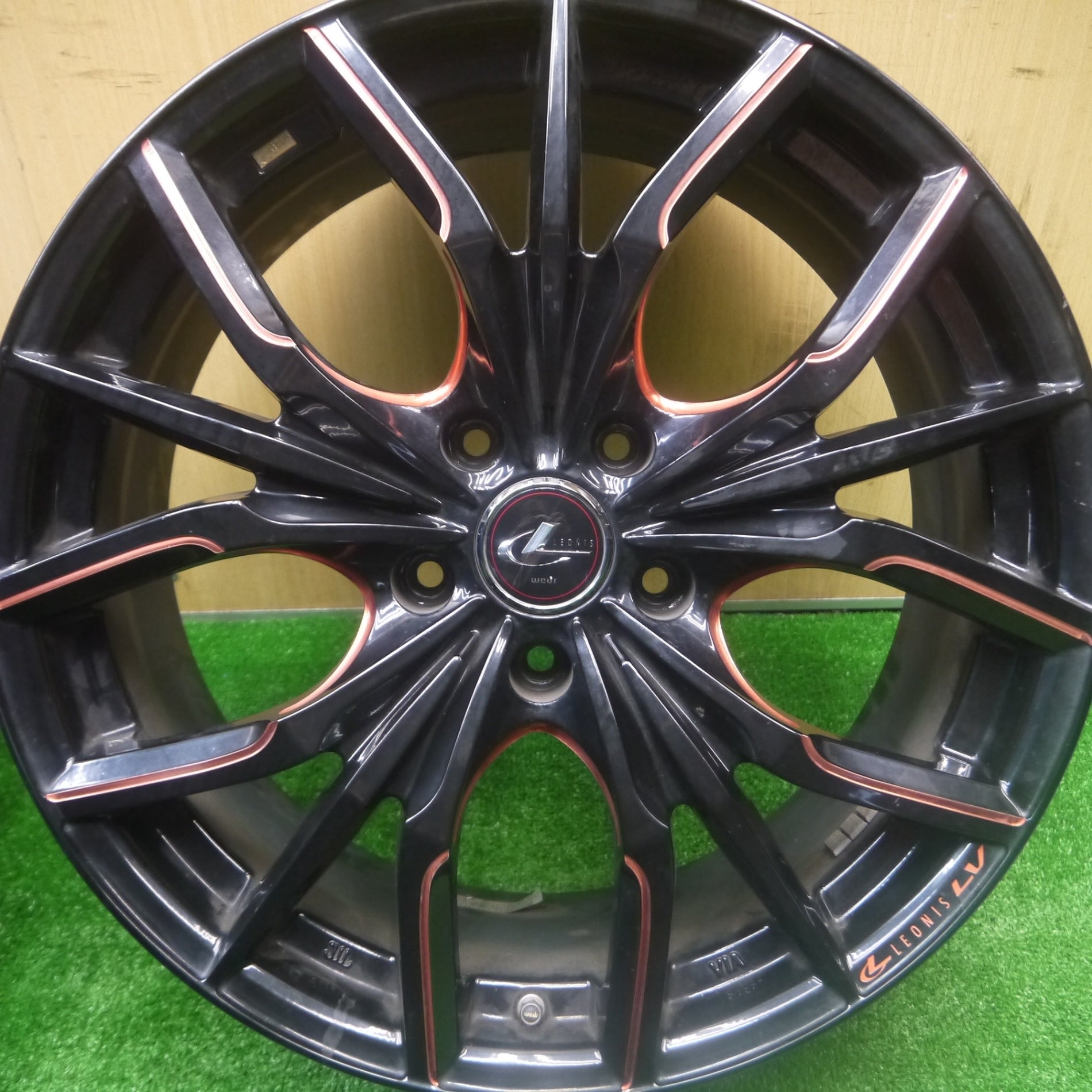 *送料無料* キレイ★LEONIS LV weds レオニス ウェッズ 18インチ ホイール 18×8J PCD114.3/5H★4082005Hホ