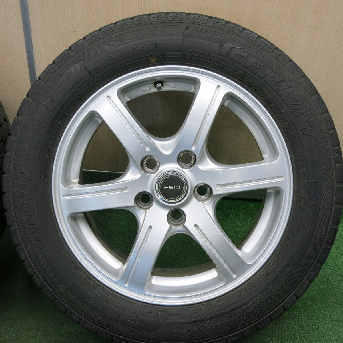 *送料無料* バリ溝！9.5分★スタッドレス 205/60R16 グッドイヤー アイスナビ7 FEID 16インチ PCD114.3/5H★4041502TNス