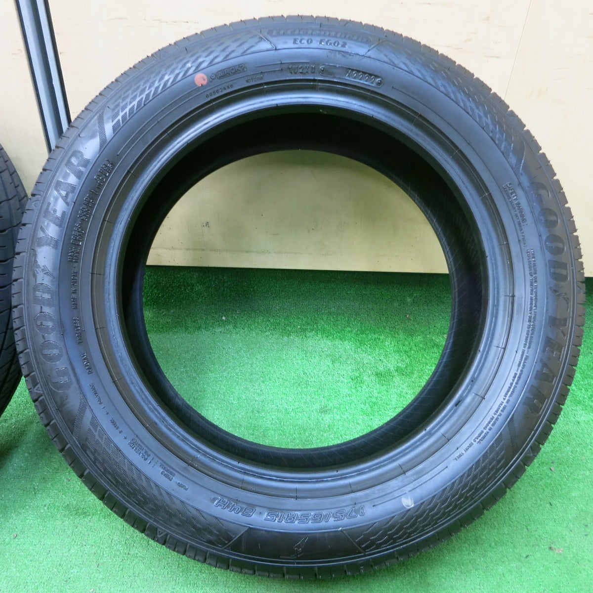 *送料無料* バリ溝！22年！ほぼ10分★175/65R15 グッドイヤー EfficientGrip ECO EG02 タイヤ 15インチ アクア フィット スイフト等★4052801イノタ