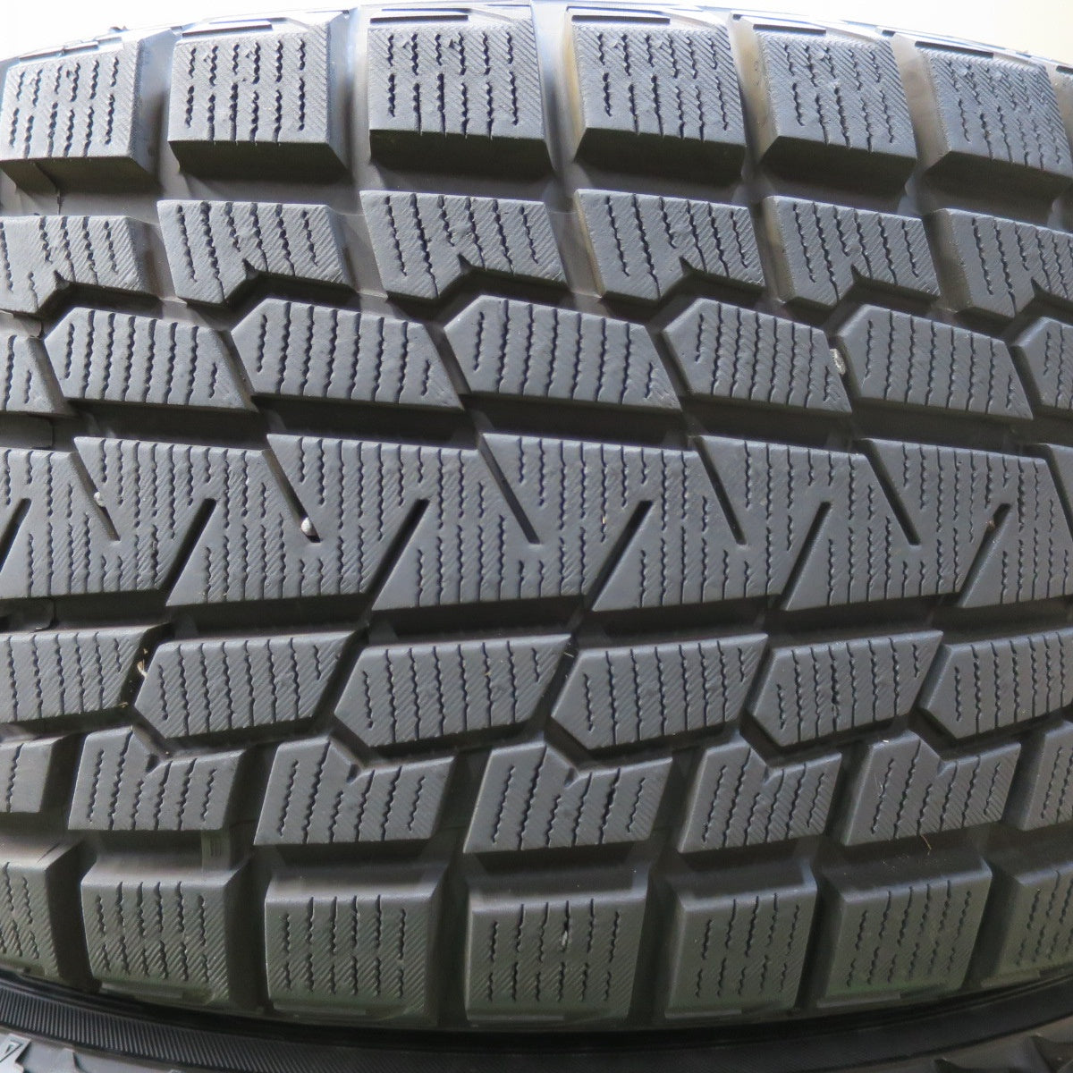 [送料無料] バリ溝！21年！キレイ！9.5分以上★ジャガー 等 IRVINE 255/60R18 スタッドレス ヨコハマ アイスガード G075 アーヴィン 18インチ PCD108/5H★4120701イス