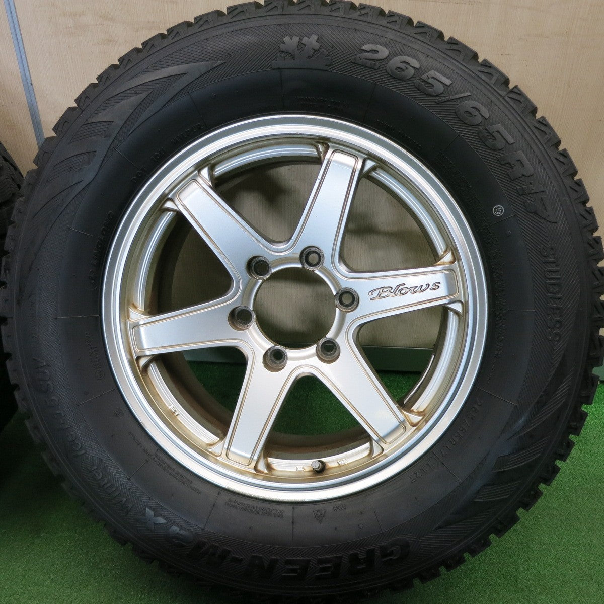 [送料無料] 超バリ溝！23年！ほぼ10分★スタッドレス 265/65R17 グリーンマックス  ウィンターアイス I-15 SUV Blows 17インチ プラド 等 PCD139.7/6H★5012302TNス