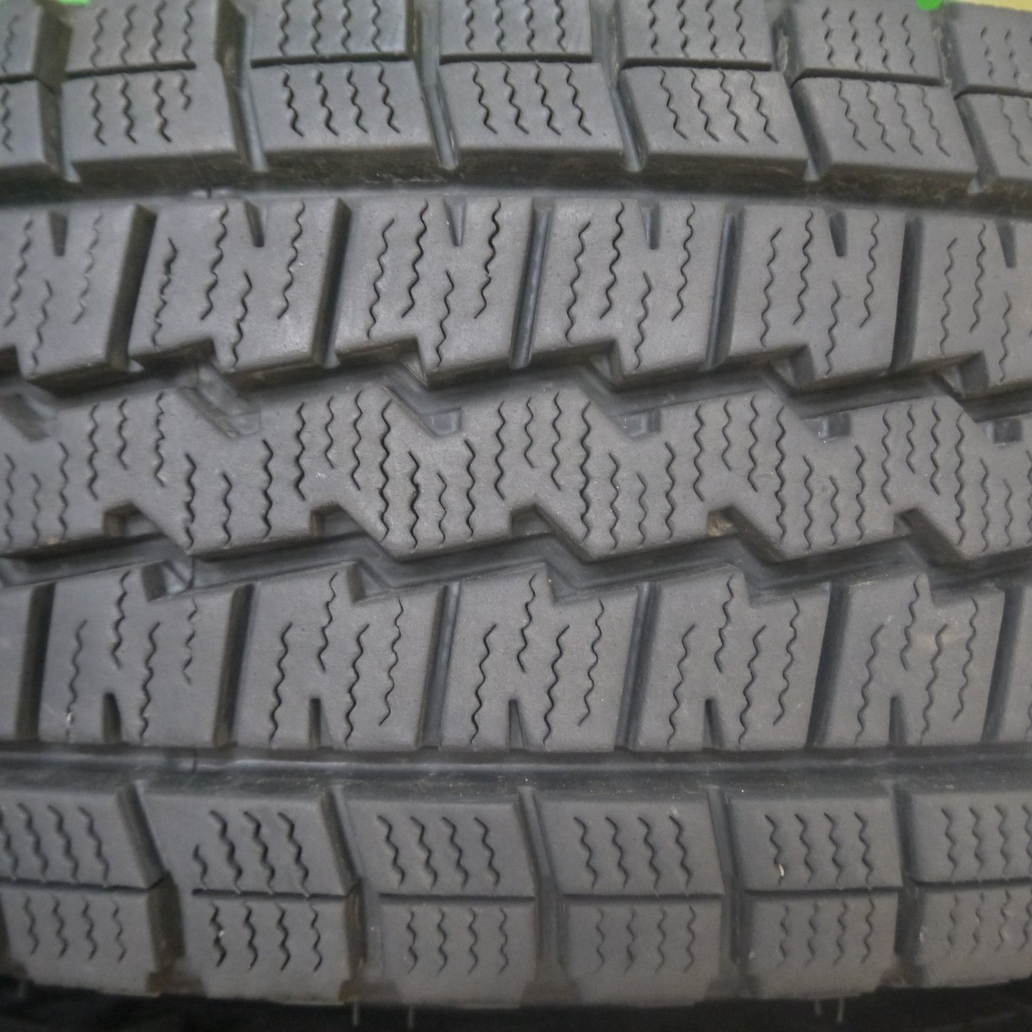 *送料無料* バリ溝！21年！キレイ！9.5分★ハイエース等 195/80R15 スタッドレス ダンロップ ウインターマックス SV01 Granverd グランバード PCD139.7/6H★4081904Hス