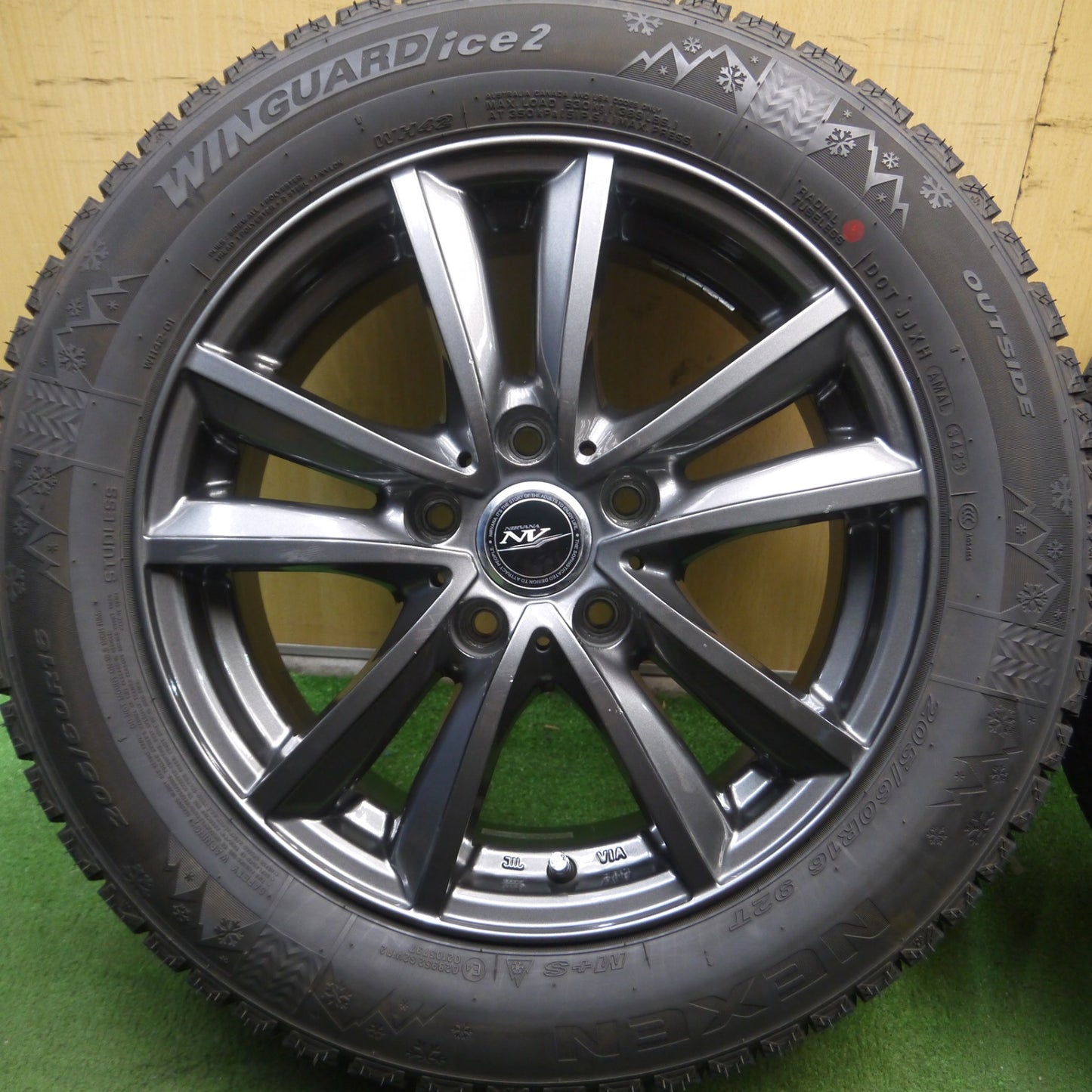 *送料無料* 超バリ溝！23年！ほぼ10分★スタッドレス 205/60R16 ネクセン ウィンガード アイス2 NIRVANA NV ニルバーナ 16インチ PCD114.3/5H★4032607Hス