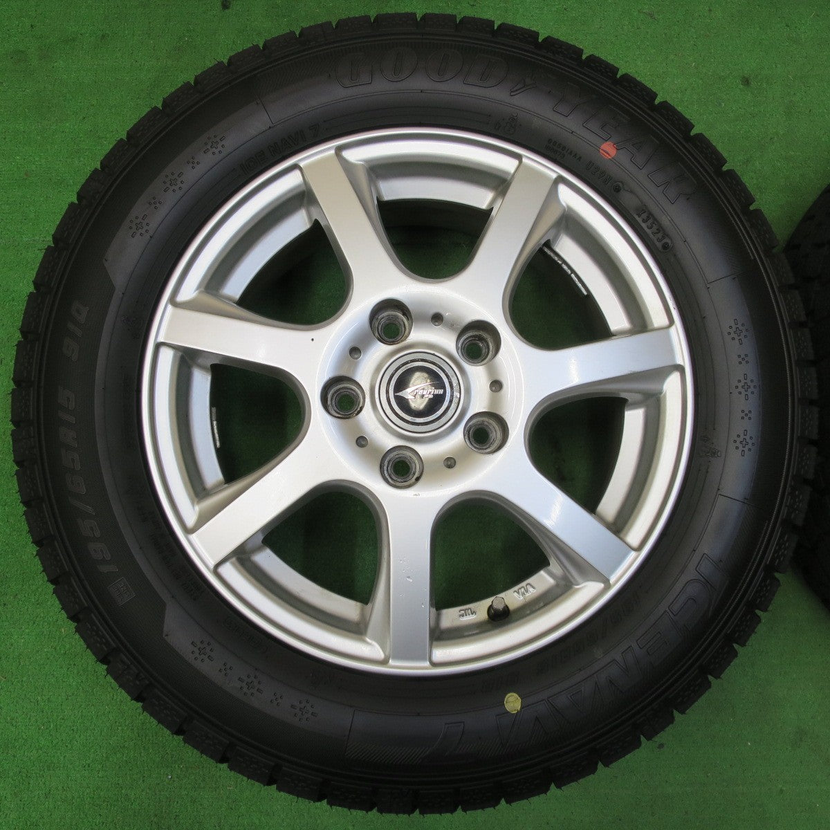 *送料無料* バリ溝！23年！ほぼ10分★スタッドレス 195/65R15 グッドイヤー アイスナビ7 ravrion P3 ラブリオン 15インチ PCD114.3/5H★4072402イス