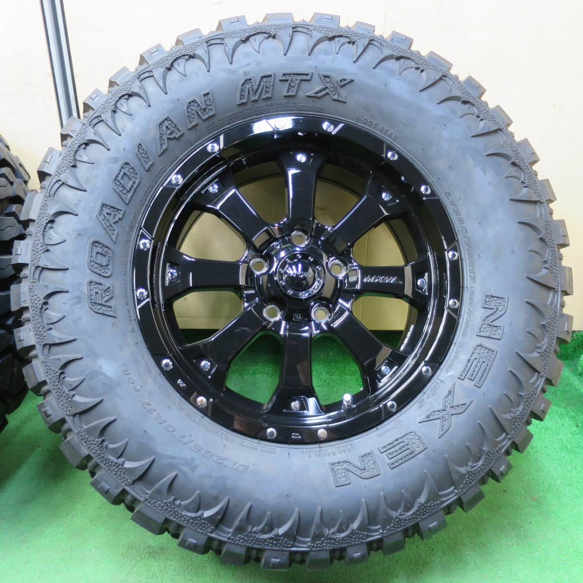 *送料無料* ほぼ未使用！22年★ジープ ラングラー 等 MKW MK-46 285/70R17 ネクセン ROADIAN MTX 17インチ PCD127/5H★4081301イノ