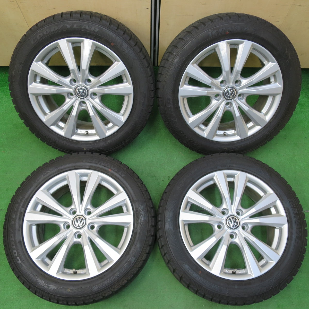 *送料無料* バリ溝！キレイ！9.5分以上★ワーゲン 等 AGA Dorf 215/55R17 スタッドレス グッドイヤー アイスナビ6 17インチ ドルフ PCD112/5H★4082709イス