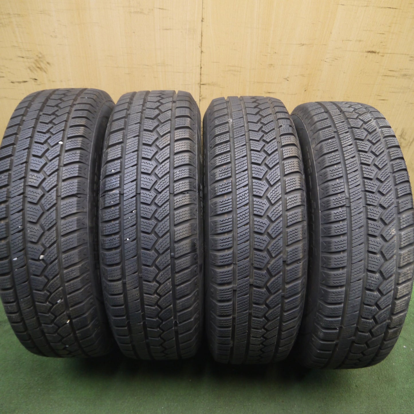 *送料無料* バリ溝！22年！ほぼ10分★トヨタ ノア ヴォクシー 純正 195/65R15 スタッドレス ハイフライ Win-turi 212 15インチ PCD114.3/5H★4032204Hス