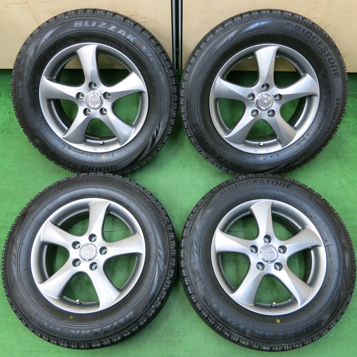 *送料無料* 超バリ溝！キレイ！ほぼ10分★スタッドレス 215/65R16 ブリヂストン ブリザック VRX TOPRUN トップラン 16インチ PCD114.3/5H★4052705イス