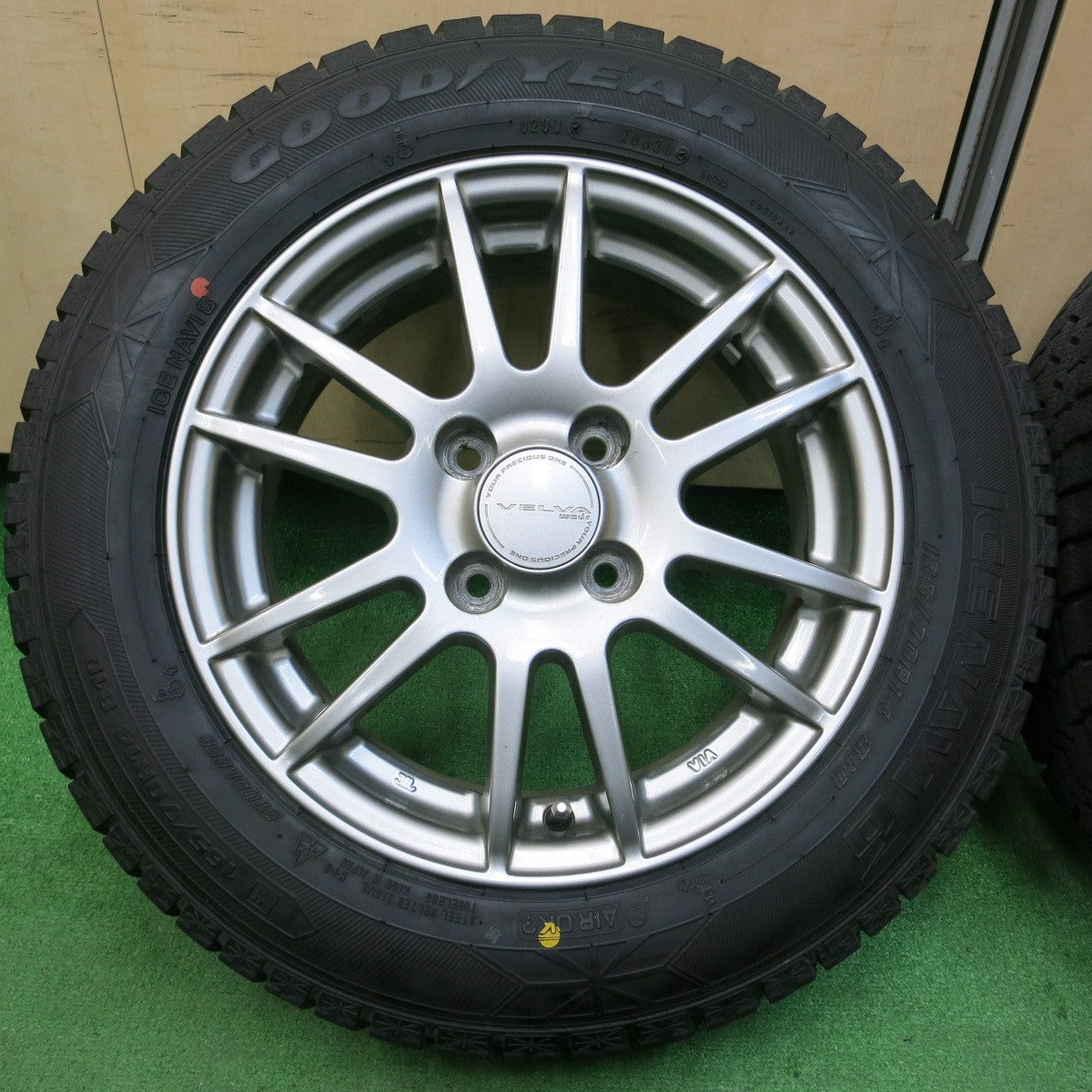 *送料無料* バリ溝！20年！キレイ！9分★スタッドレス 165/70R14 グッドイヤー アイスナビ6 VELVA ヴェルヴァ 14インチ PCD100/4H★4032710イス