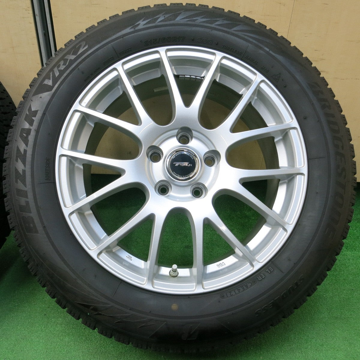 *送料無料* バリ溝！21年！キレイ！8.5分★スタッドレス 215/60R17 ブリヂストン ブリザック VRX2 TOPRUN トップラン 17インチ PCD114.3/5H★4042315イス