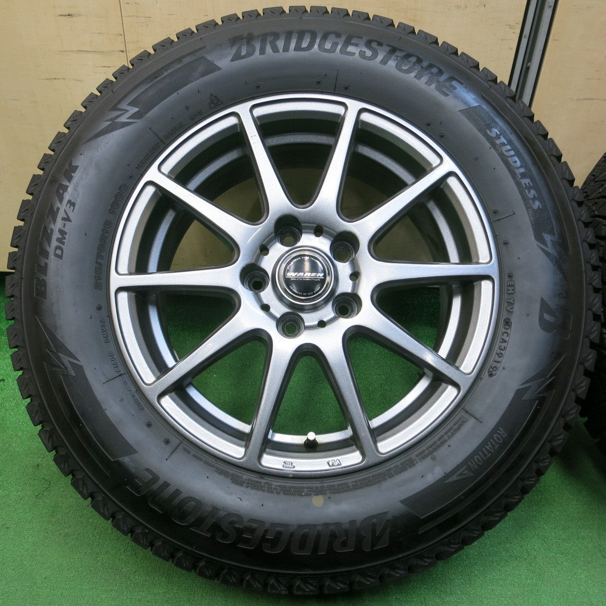 *送料無料* バリ溝！キレイ！9.5分★スタッドレス 215/70R16 ブリヂストン ブリザック DM-V3 WAREN ヴァーレン 16インチ PCD114.3/5H★4042920イス