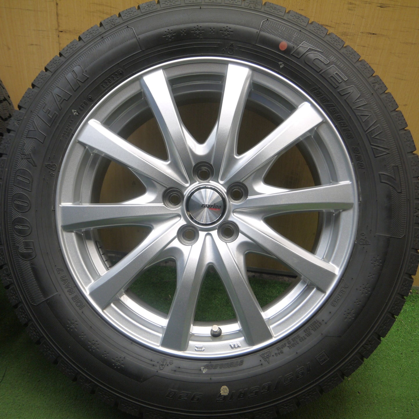 *送料無料* バリ溝！22年！キレイ！9.5分★スタッドレス 195/65R16 グッドイヤー アイスナビ7 ravrion RS01 ラブリオン 16インチ PCD100/5H★4043006Hス