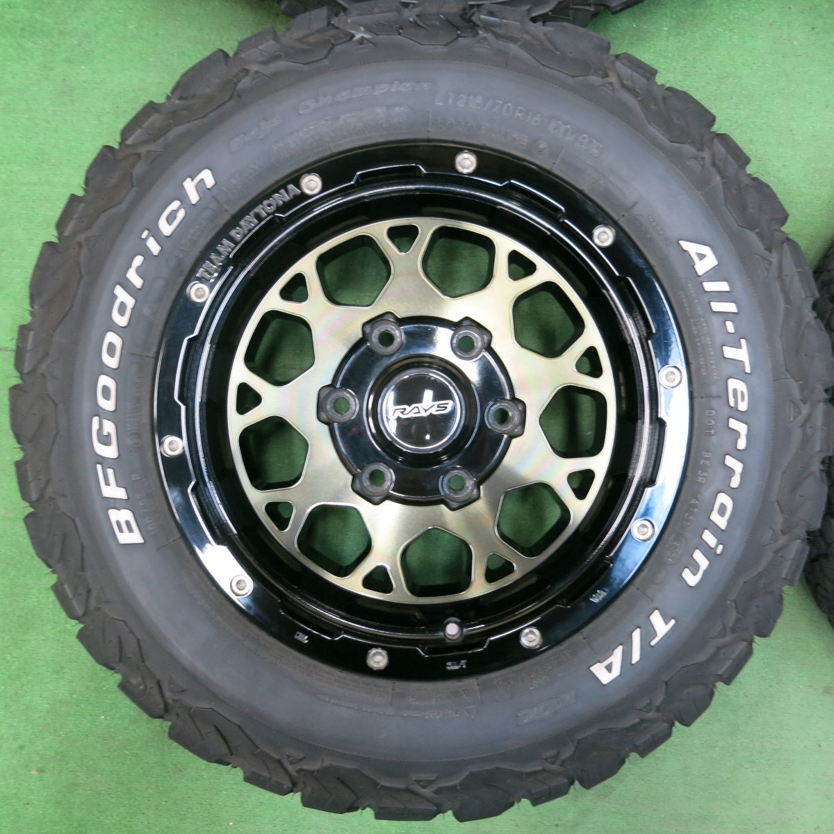 [送料無料] バリ溝！21年！綺麗！9.5分★RAYS DAYTONA M9 215/70R16 BFグッドリッチ All-Terrain T/A KO2 ホワイトレター レイズ デイトナ PCD139.7/6H★4102301SYノ