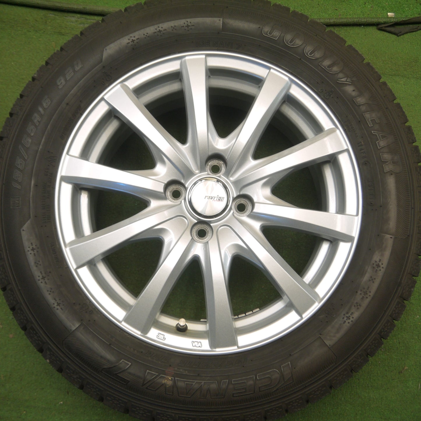 *送料無料* バリ溝！21年！キレイ！9.5分★スタッドレス 195/65R16 グッドイヤー アイスナビ7 ravrion RS01 ラブリオン 16インチ PCD100/4H★4031312Hス