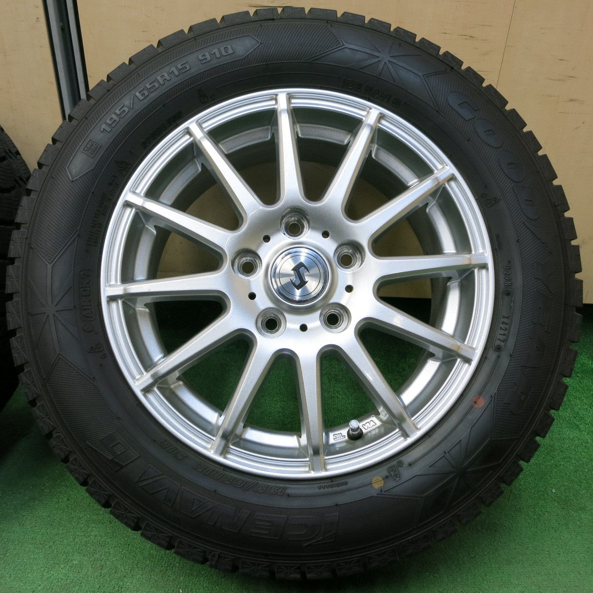 *送料無料* バリ溝！キレイ！9.5分以上★スタッドレス 195/65R15 グッドイヤー アイスナビ6 社外 アルミ 15インチ PCD114.3/5H★4050308イス