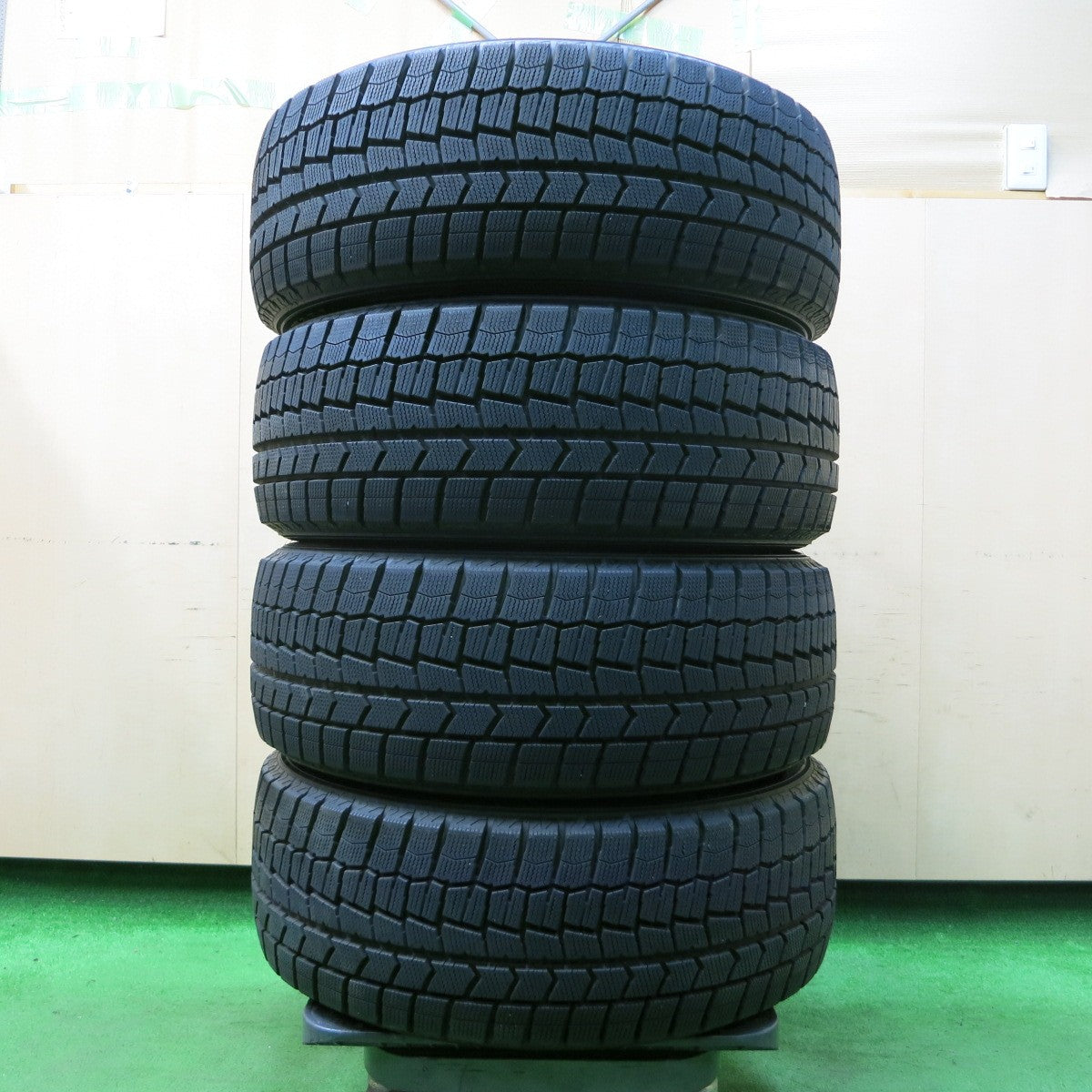 *送料無料* バリ溝！9.5分以上★スタッドレス 215/55R17 ダンロップ ウインターマックス WM02 タイヤ 17インチ エスティマ オデッセイ ヴェゼル等★4052703イスタ