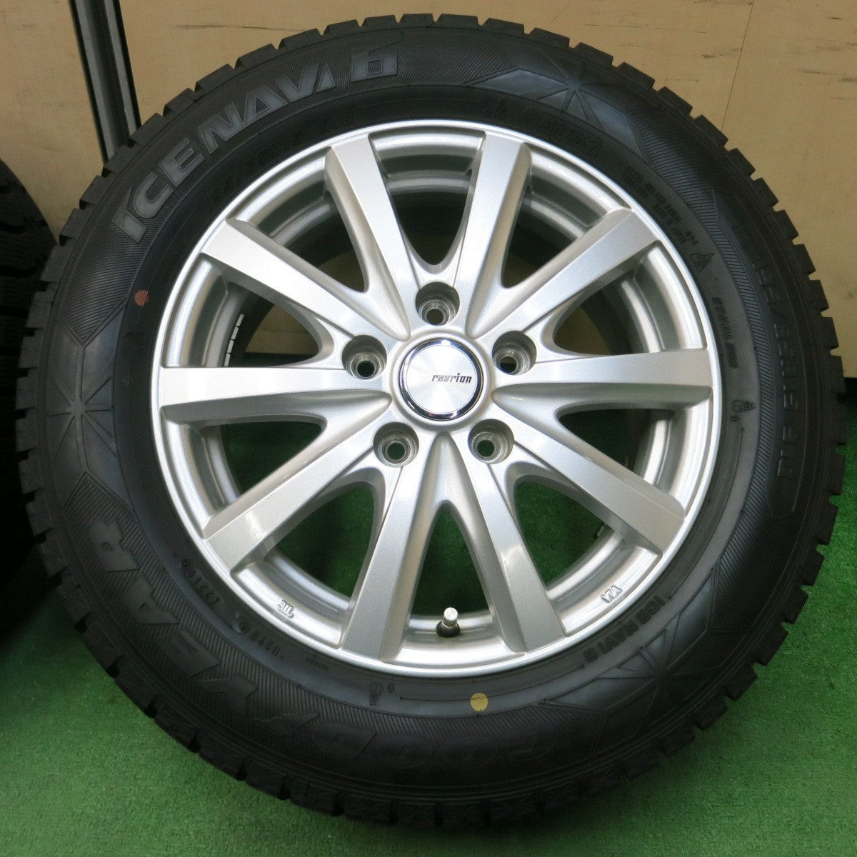 *送料無料* バリ溝！キレイ！9.5分★スタッドレス 195/65R15 グッドイヤー アイスナビ6 ravrion RS01 ラブリオン 15インチ PCD114.3/5H★4040903イス