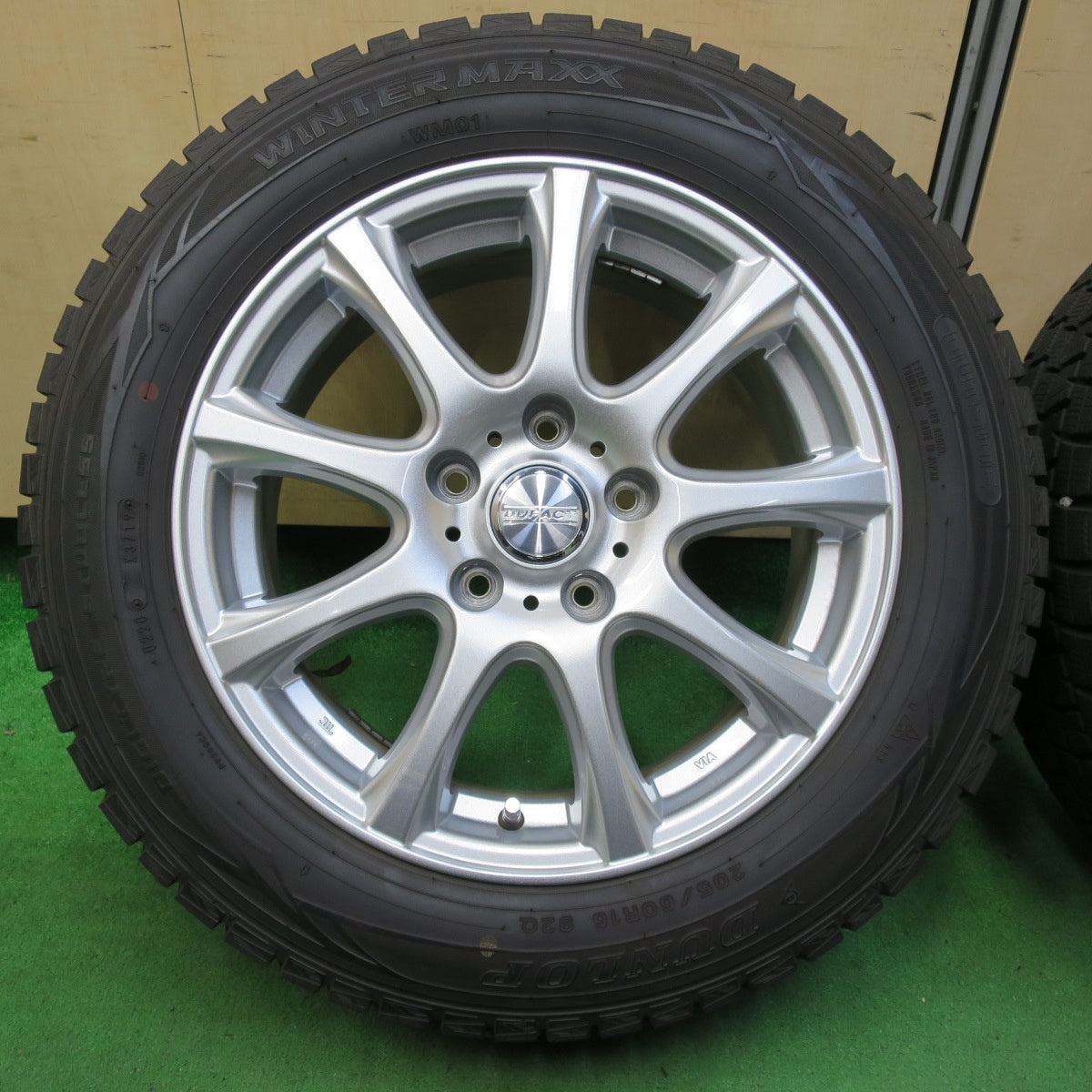 *送料無料* バリ溝！キレイ！9.5分以上★スタッドレス 205/60R16 ダンロップ ウインターマックス WM01 DUFACT デュファクト 16インチ PCD114.3/5H★4090103イス