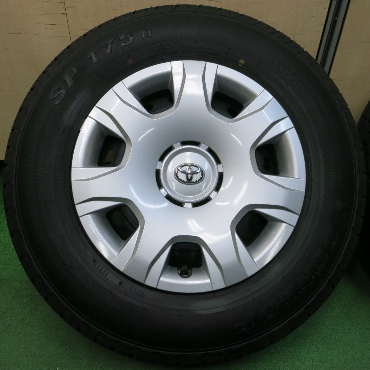 *送料無料* 新車外し！21年★トヨタ 200系 ハイエース 純正 スチール 195/80R15 107/105N ダンロップ SP175N 15インチ PCD139.7/6H★4041604イノ