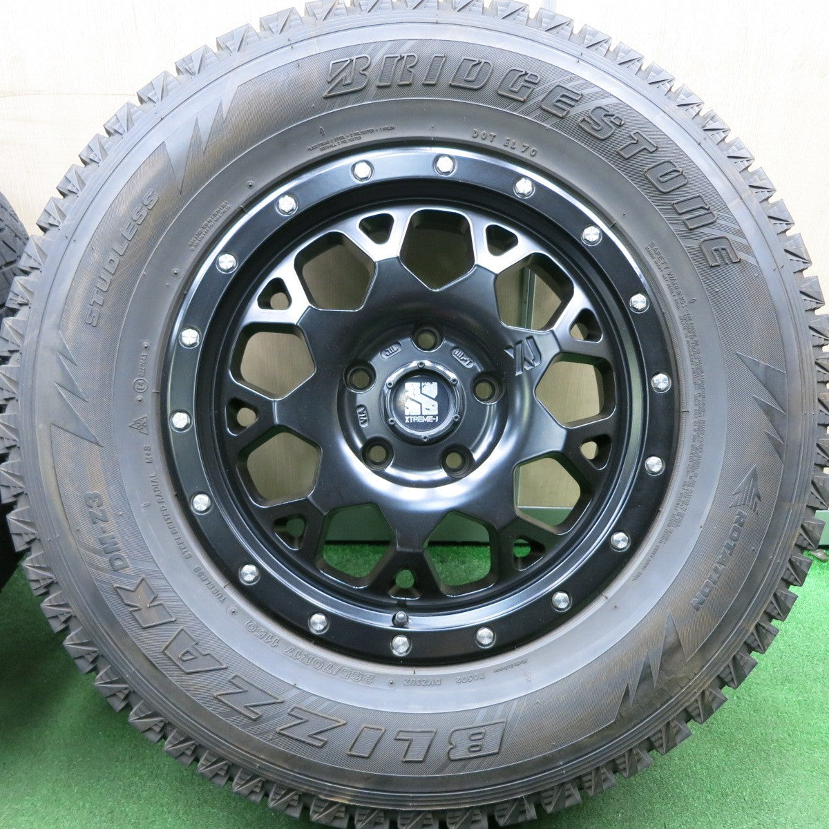 *送料無料* キレイ★ジープ等 XTREME-J 265/70R17 スタッドレス ブリヂストン ブリザック DM-Z3 17インチ PCD127/5H★4042704HAス