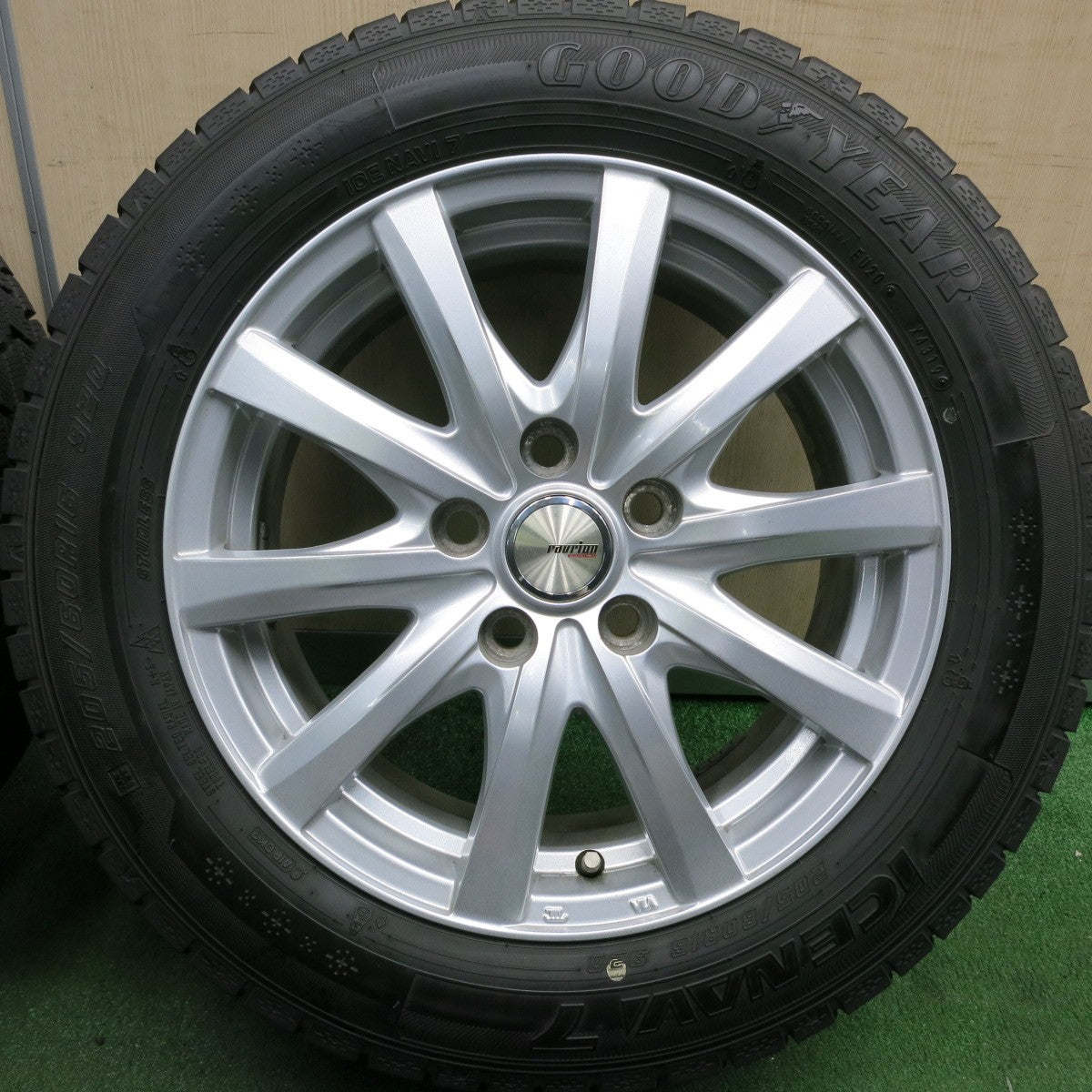 *送料無料* バリ溝！キレイ！9.5分以上★スタッドレス 205/60R16 グッドイヤー アイスナビ7 ravrion RS01 ラブリオン 16インチ PCD114.3/5H★4042010HAス