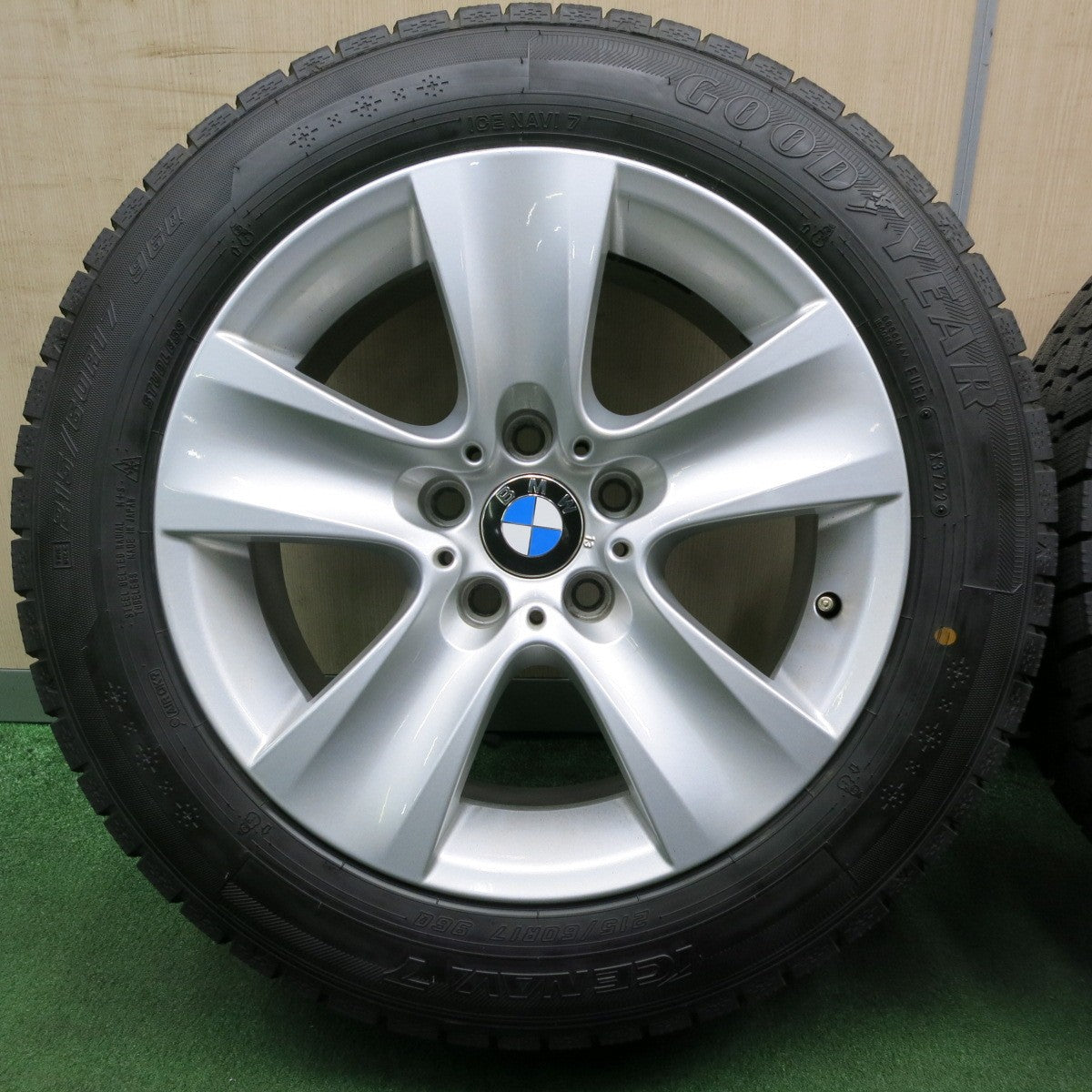 *送料無料* バリ溝！22年！キレイ！ほぼ10分★BMW F10 F11 5シリーズ 純正 215/60R17 スタッドレス グッドイヤー アイスナビ7 17インチ PCD120/5H★4042601NJス