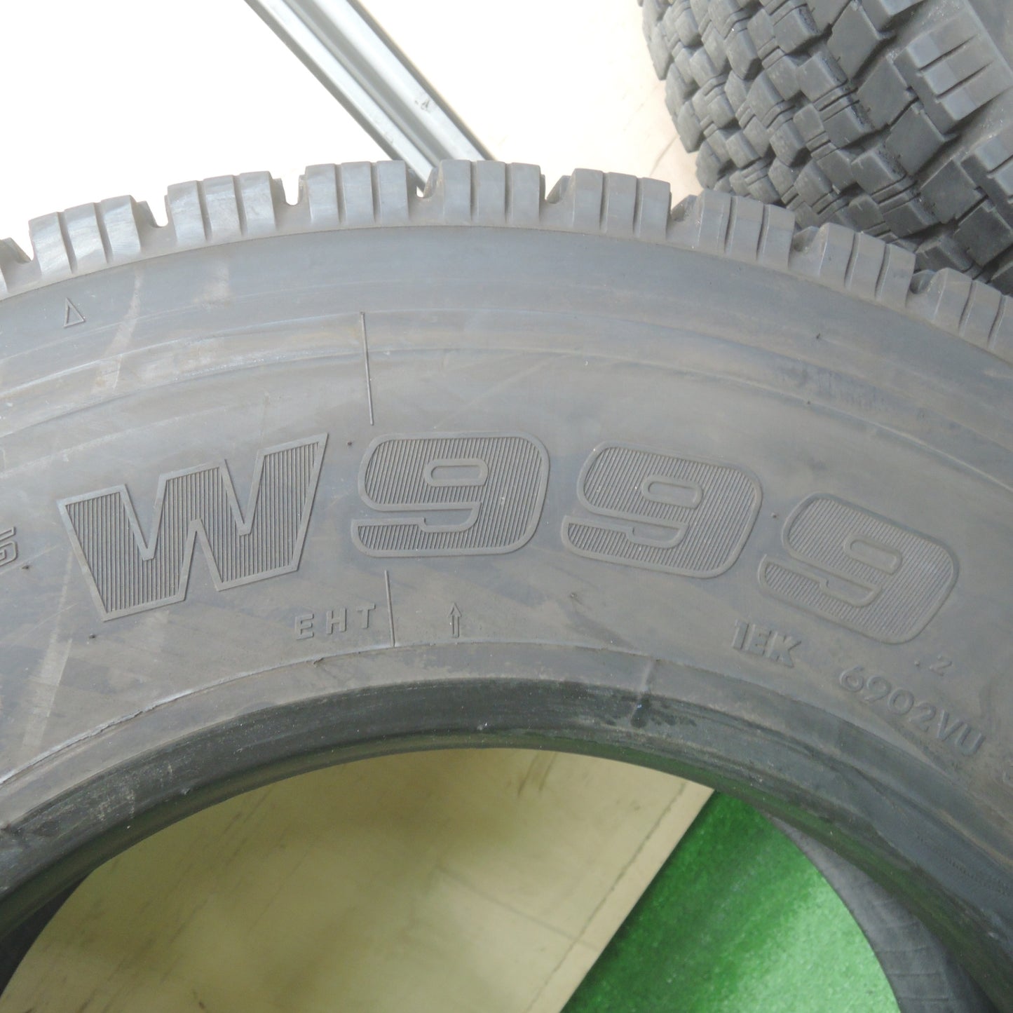 *送料無料* バリ溝！23年！9.5分★トラック タイヤ 225/80R17.5 123/122L スタッドレス ブリヂストン W999 17.5インチ★4042403KMスタ