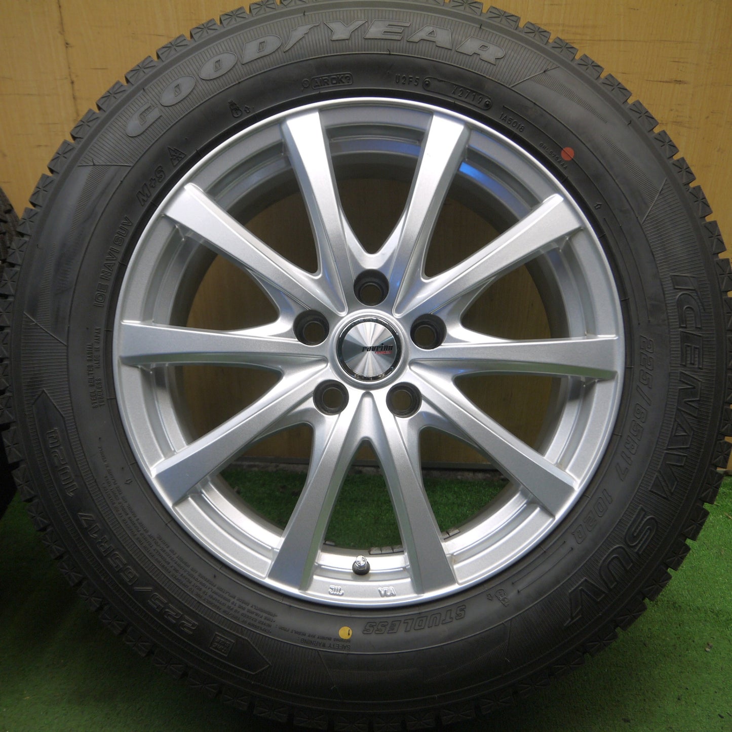 *送料無料* 超バリ溝！キレイ！9.5分以上★スタッドレス 225/65R17 グッドイヤー アイスナビ SUV ravrion RS01 ラブリオン PCD114.3/5H★4040110Hス