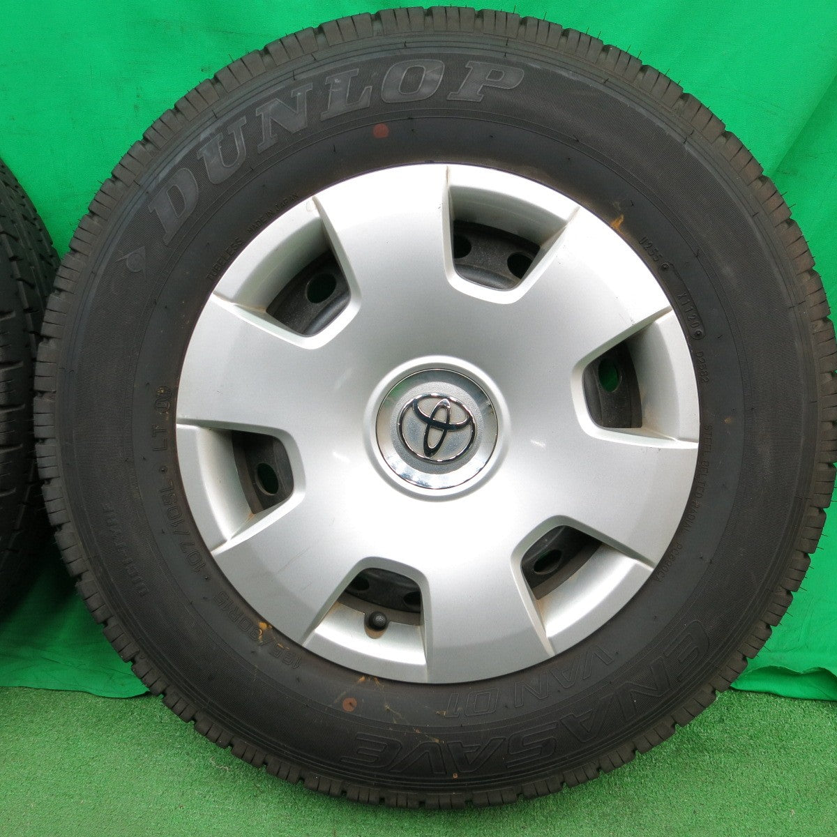 *送料無料* バリ溝！20年！ほぼ10分★トヨタ 200系 ハイエース 純正 スチール 195/80R15 107/105L ダンロップ エナセーブ VAN01 PCD139.7/6H★4051003ナノ