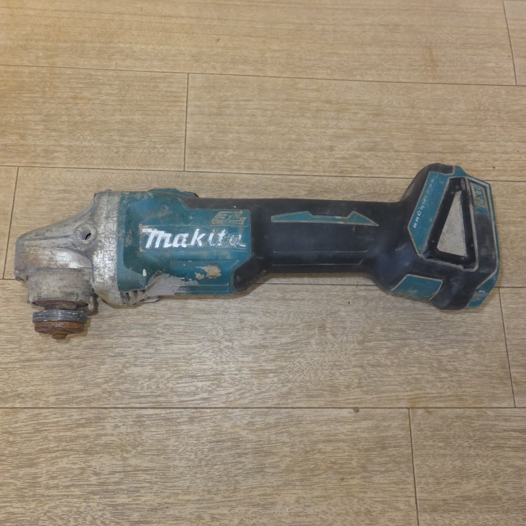 [送料無料] ★マキタ makita 100mm 充電式ディスクグラインダ GA404D　充電器 DC18RA T　セット　バッテリ なし★