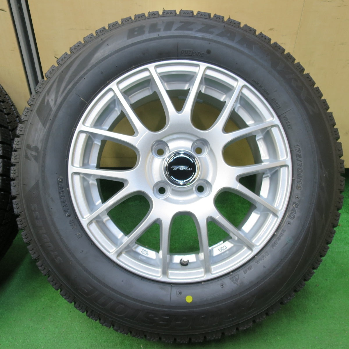 *送料無料* 未使用！23年★スタッドレス 175/70R14 ブリヂストン ブリザック VRX2 TOPRUN トップラン 14インチ PCD100/4H★4082708イス