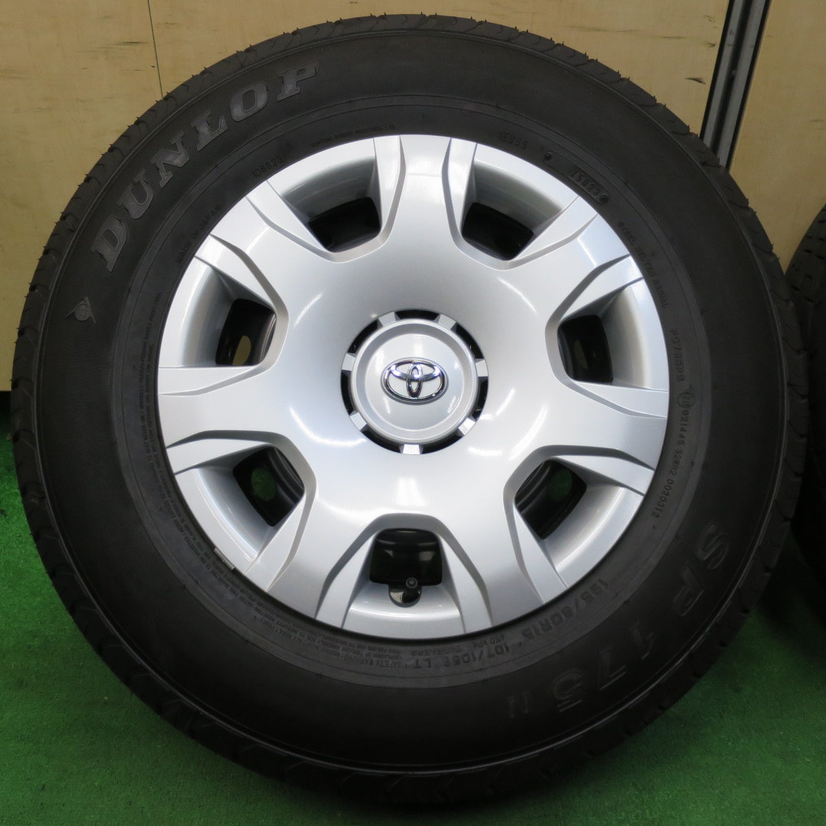 *送料無料* 新車外し！23年★トヨタ 200系 ハイエース 純正 スチール 195/80R15 107/105S ダンロップ SP175N 15インチ PCD139.7/6H★4072106イノ