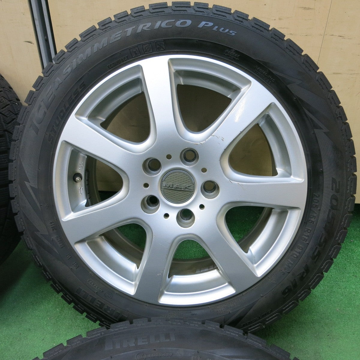 [送料無料] バリ溝！8.5分★ワーゲン 等 MAK DOLOMITI 205/55R16 スタッドレス ピレリ アイスアシンメトリコ プラス ドロミテ PCD112/5H★4102503SYス