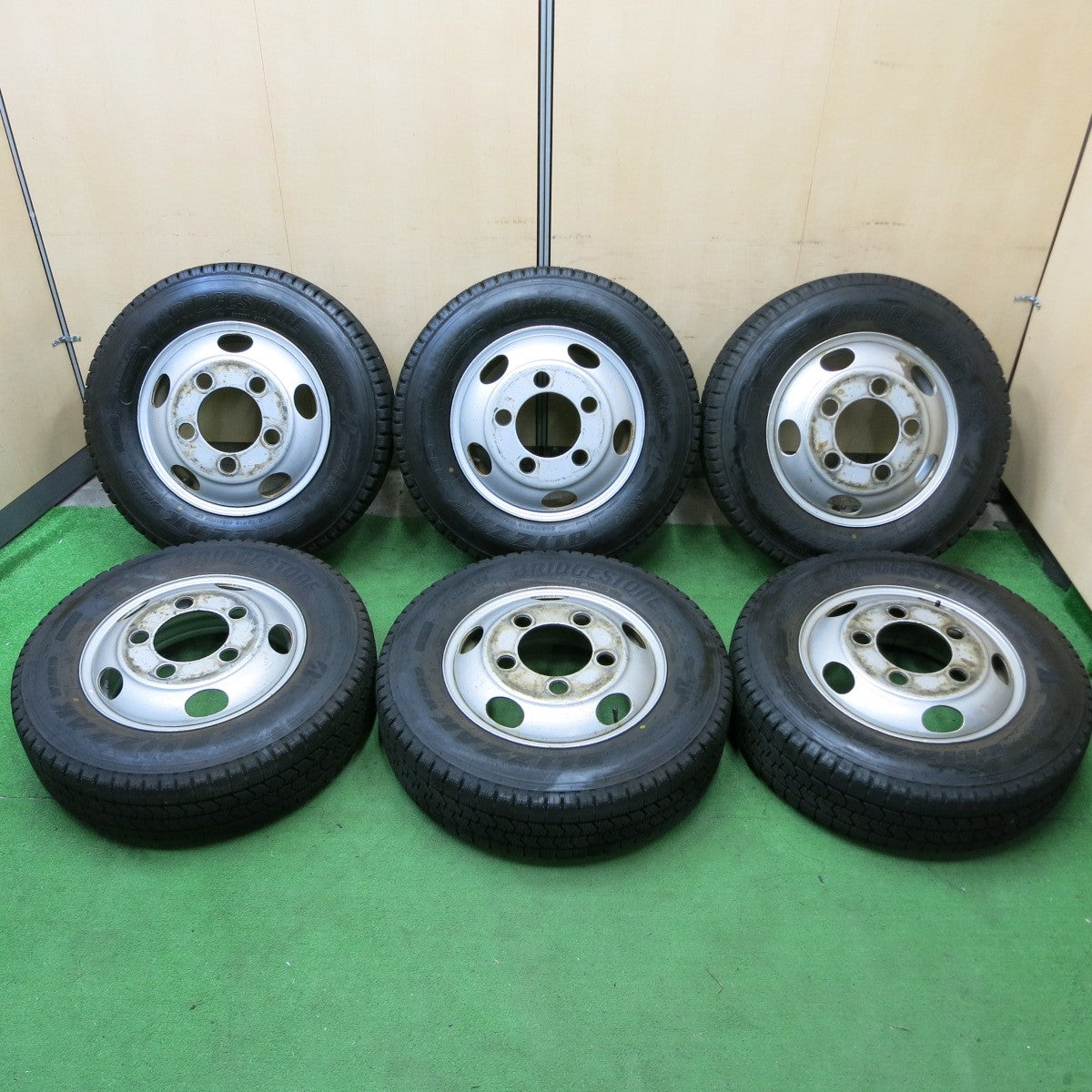 *送料無料* バリ溝！23年！9.5分以上★トラック タイヤ 205/75R16 113/111N スタッドレス ブリヂストン ブリザック W989 スチール 16インチ PCD203.2/5H★4082401ナス